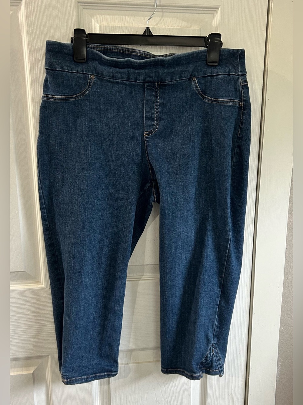 Dark Blue Women’s Stretch Denim Capri Jeans. Has one flaw in the denim- C pics